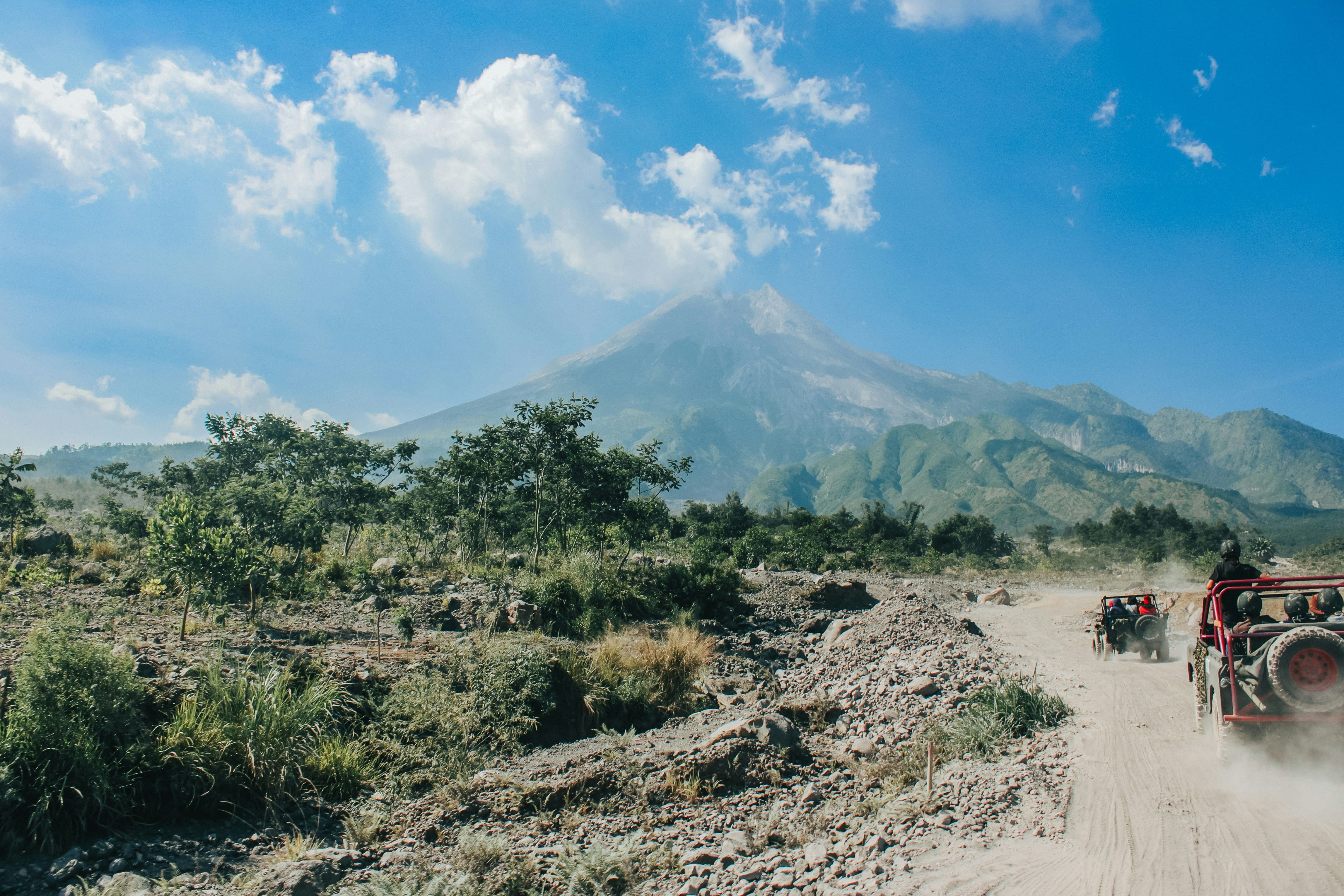 Explore pemandangan Gunung Merapi dengan naik jeep, bersama Jogja Roadcation 